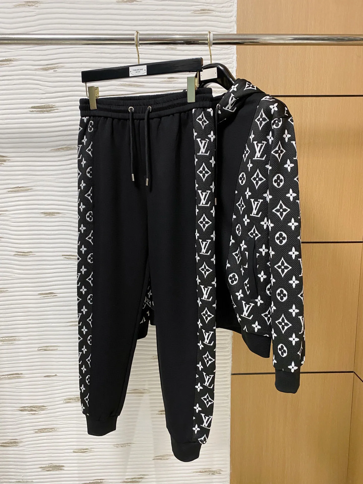 🅿️720 [LV Louis Vuitton] hot-selling suit is coming. Focus on the original version of the official website. 2025 new hot-selling cardigan and sweatshirt suit. The original order is the best. 🇭🇰The meticulous work of top designers. It has a fitting and perfect upper body effect. All-natural high-quality Tencel Roman cotton 100%, close-fitting comfort, noble and elegant! Original hardware embodies elegance and nobility! Counter size: M-3XL (maximum wear up to 190 pounds)